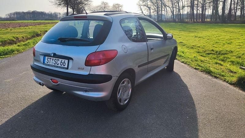 Gebraucht Peugeot 206 75 PS (55 kW) 1999 Silber Kleinwagen