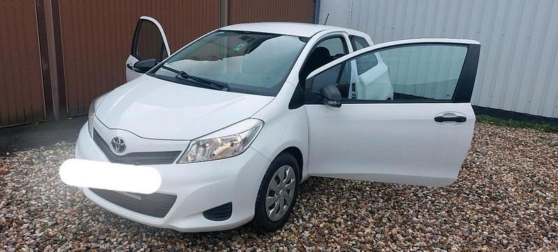 Gebraucht Toyota Yaris 69 PS (50 kW) 2013 Weiß Kleinwagen