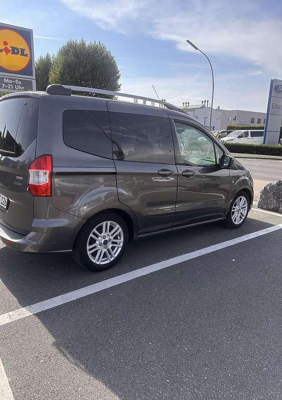 Grau Gebraucht 2018 Ford Tourneo Courier Titanium Van / Kleinbus | 9.800 € (Guter Preis) - Bild 1/4