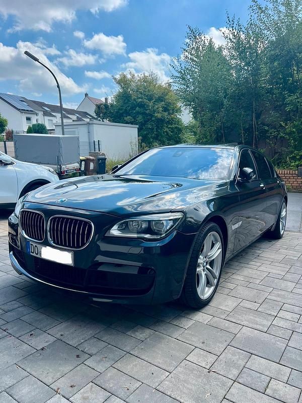 Grau Gebraucht 2013 BMW 750L M Sport Limousine | 25.900 € (Fairer Preis) - Bild 1/4