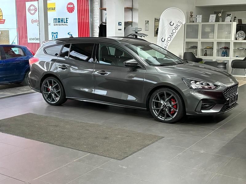 Grau Gebraucht 2022 Ford Focus ST Kombi | 28.000 € (Superpreis) - Bild 1/4