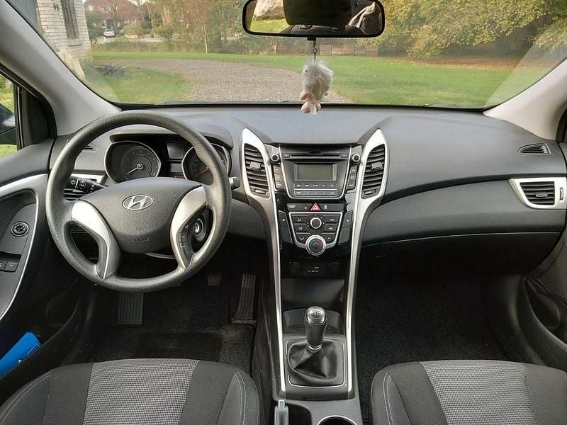 Gebraucht Hyundai i30 Classic 101 PS (74 kW) 2016 Schwarz Limousine