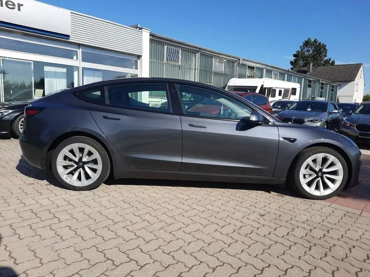 Neu Tesla Model 3 366 kW (498 PS) 2025 Midnight silver metallic Limousine