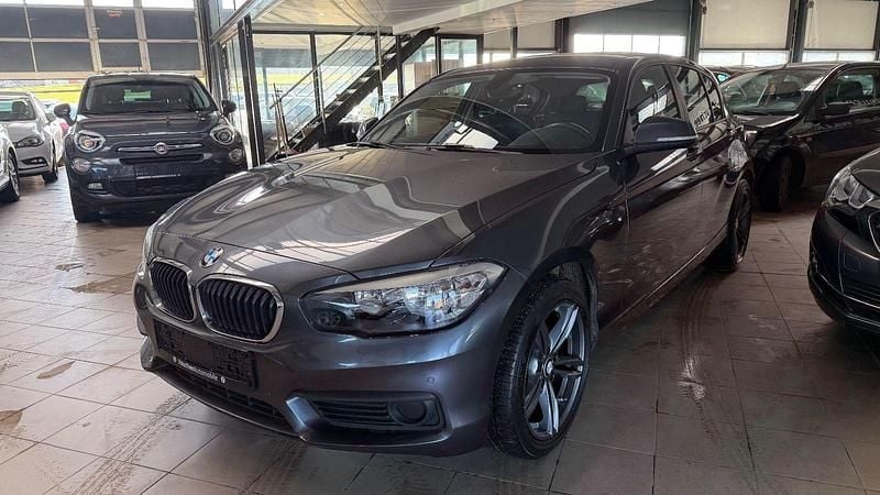 Grau Gebraucht 2015 BMW 118 Sport Line Kleinwagen | 8.990 € (Fairer Preis) - Bild 1/4