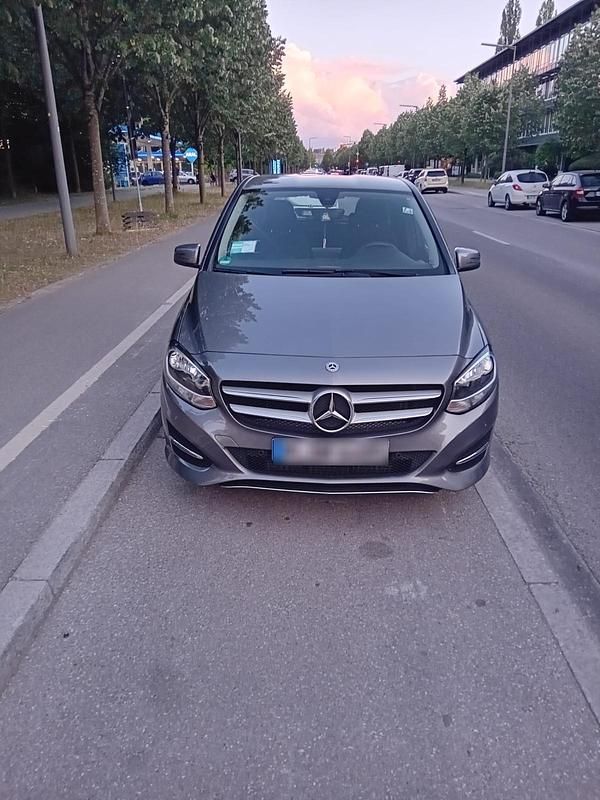 Gebraucht Mercedes B180 110 PS (80 kW) 2018 Grau Van / Kleinbus