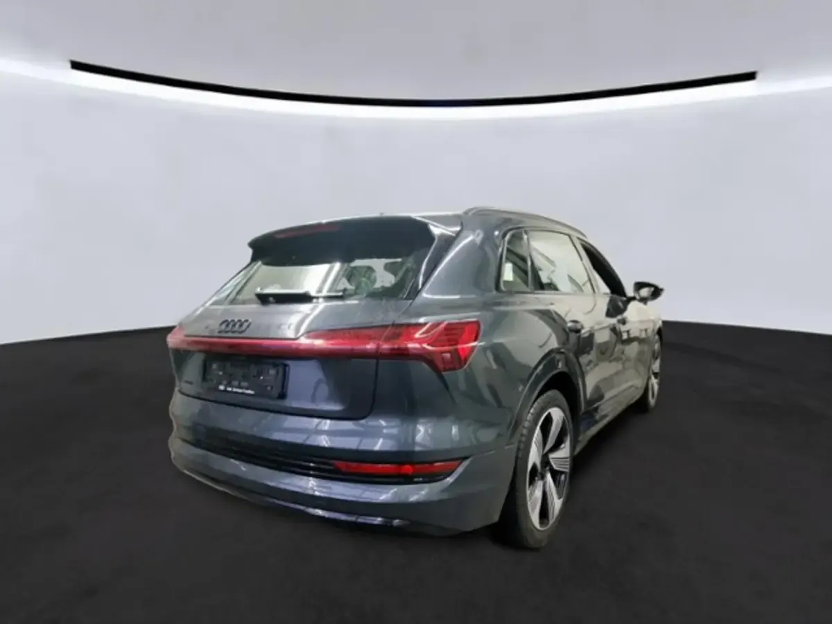 Gebraucht Audi e-tron Advanced Plus 300 kW (408 PS) 2023 Manhattangrau metallic (metallic) SUV