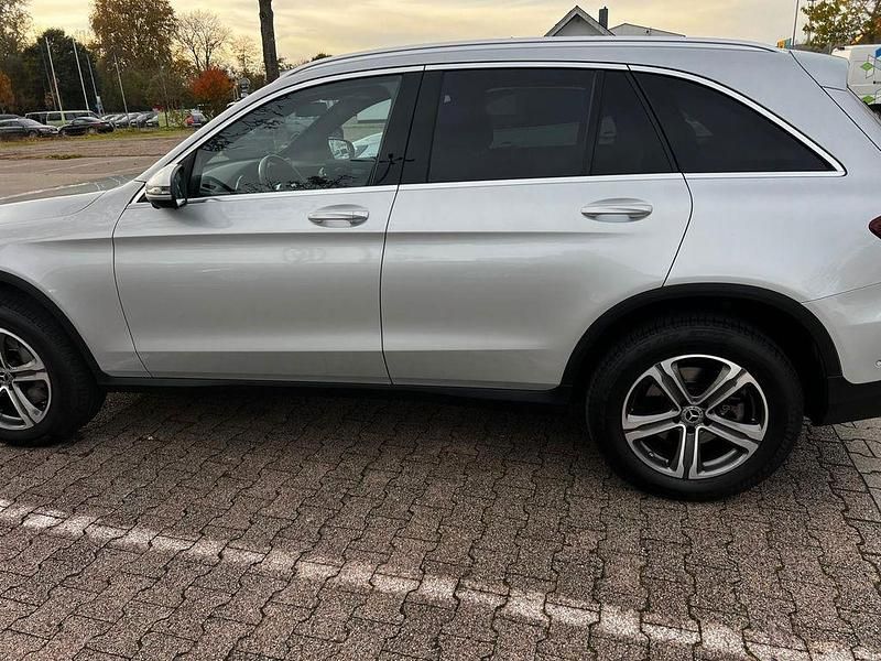 Gebraucht Mercedes GLC220 194 PS (142 kW) 2020 Silber SUV