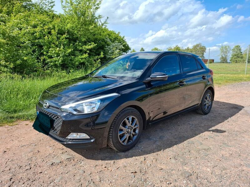 Schwarz Gebraucht 2017 Hyundai i20 Active Limousine | 8.600 € (Fairer Preis) - Bild 1/4