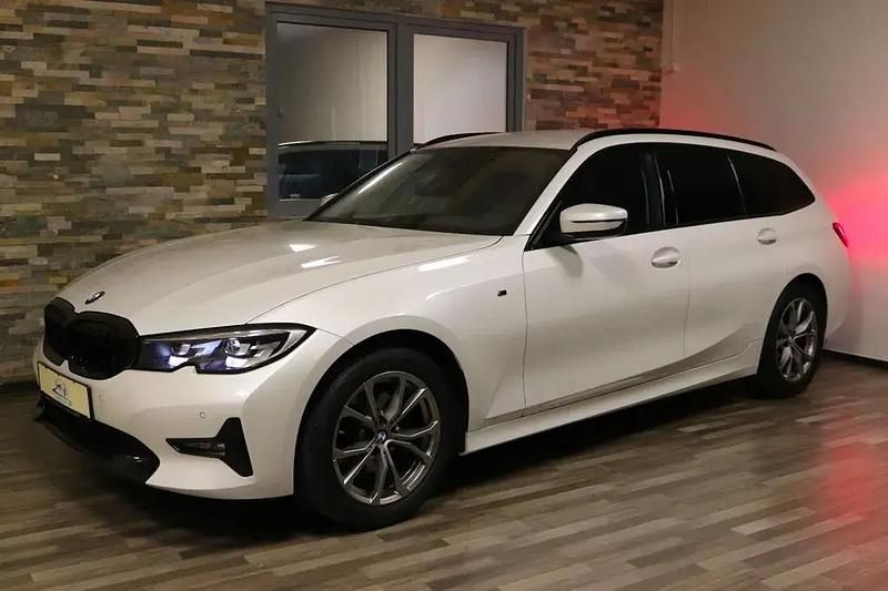 Weiß metallic Gebraucht 2020 BMW 320 M Sport Kombi | 36.450 € (Teuer) - Bild 1/4