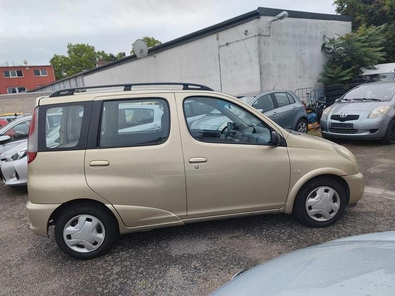 Gold Gebraucht 2000 Toyota Yaris Verso Van / Kleinbus | 1.990 € (Etwas zu teuer) - Bild 1/4
