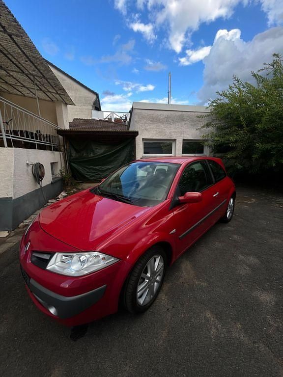 Rot Gebraucht 2008 Renault Mégane III Dynamique Coupé | 2.700 € (Superpreis) - Bild 1/4