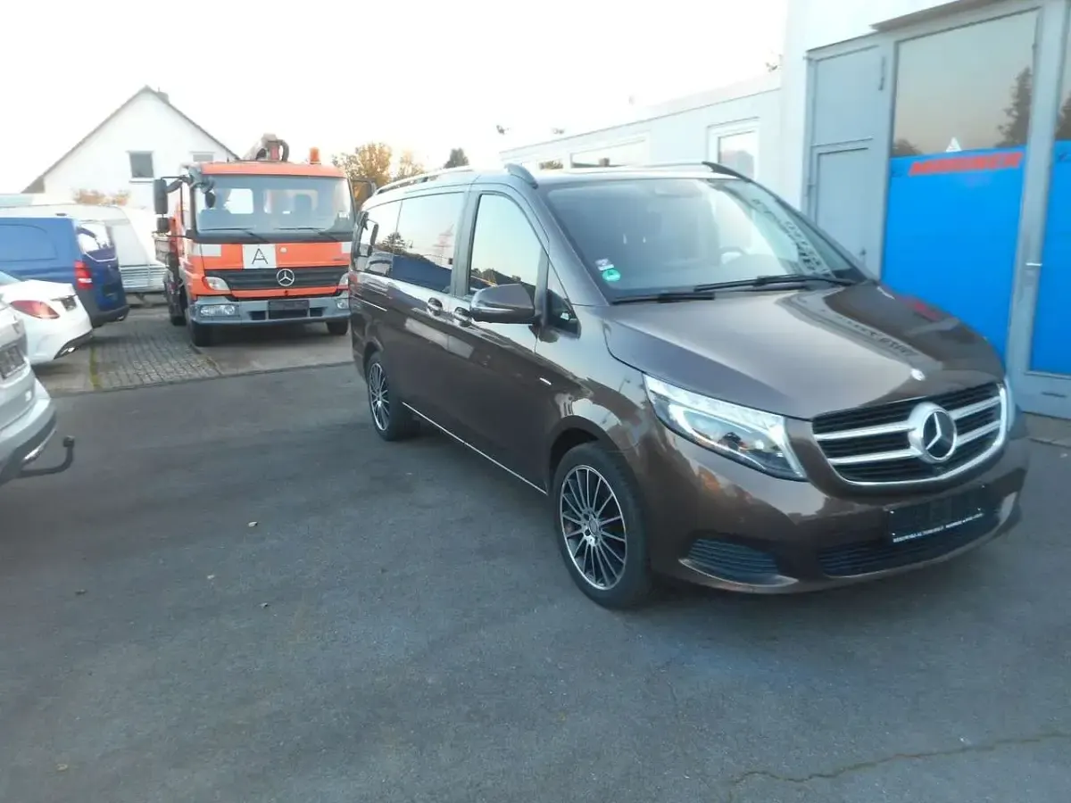 Gebraucht Mercedes V250 Avantgarde Edition 190 PS (139 kW) 2017 Braun Van / Kleinbus