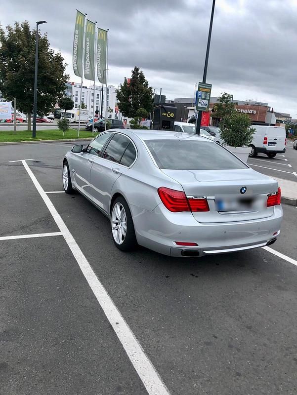 Gebraucht BMW 750 408 PS (300 kW) 2009 Silber Limousine