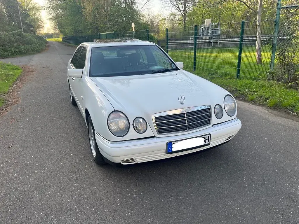 Gebraucht Mercedes E290 Elegance 129 PS (94 kW) 1996 Weiß Limousine