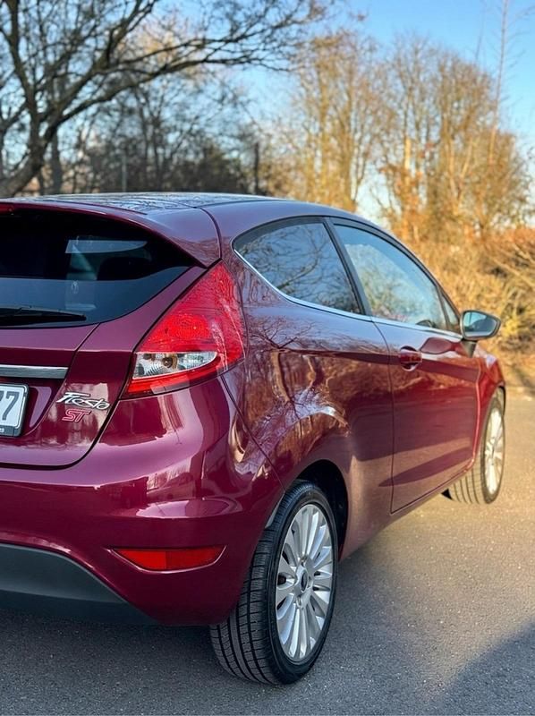 Gebraucht Ford Fiesta 90 PS (66 kW) 2012 Andere farben Kleinwagen