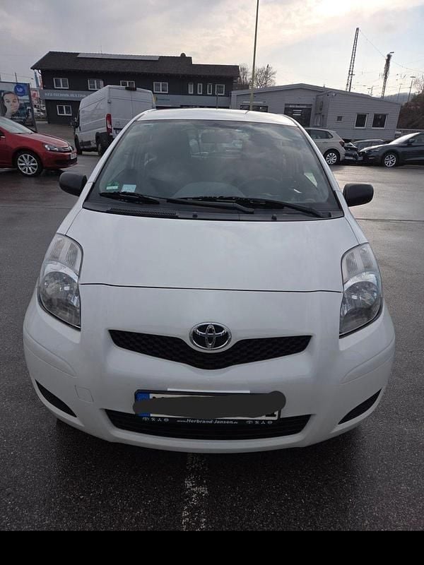 Gebraucht Toyota Yaris 69 PS (50 kW) 2010 Weiß Limousine