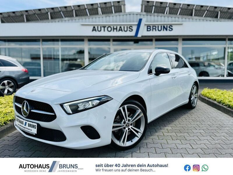 Digitalweiss metalliclack Gebraucht 2021 Mercedes A220 Night Limousine | 30.550 € (Etwas zu teuer) - Bild 1/4