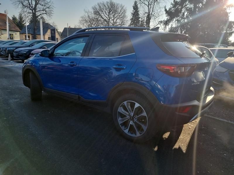 Gebraucht Kia Stonic Spirit 120 PS (88 kW) 2023 (bsp) bathysblau met./schwarz SUV