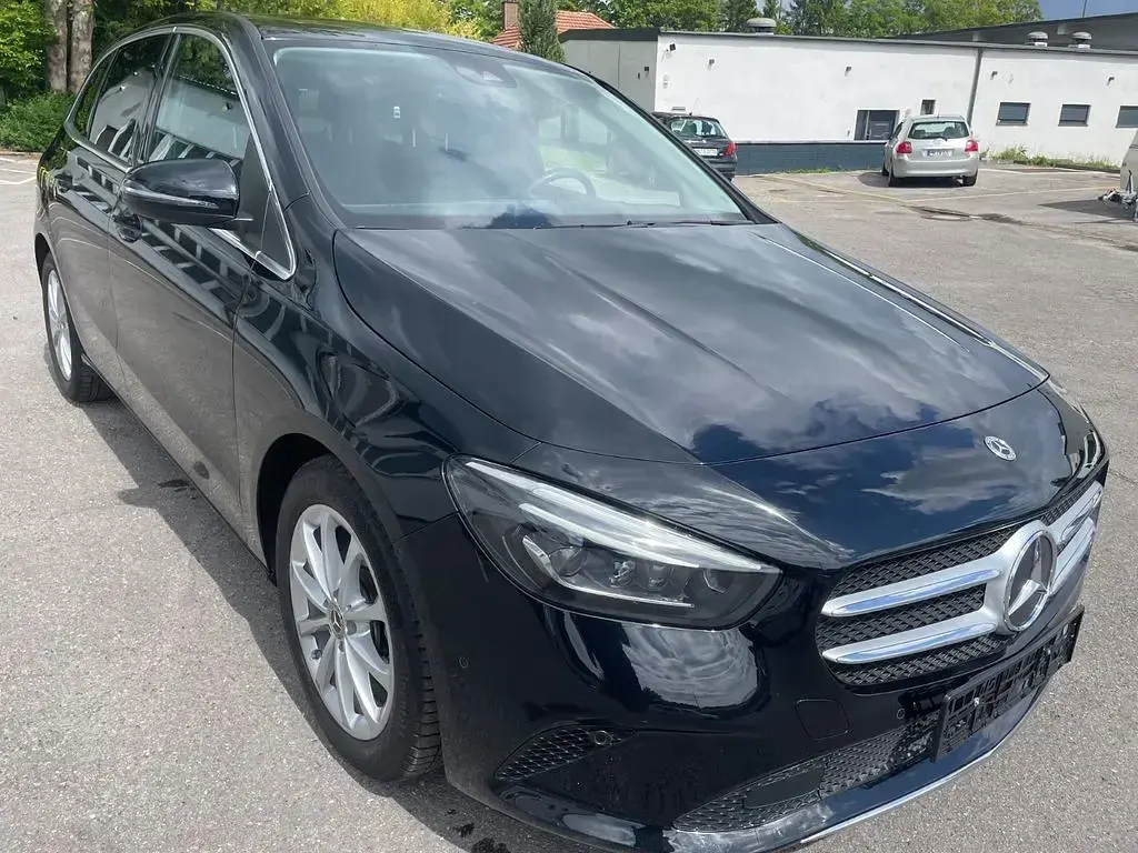 Gebraucht Mercedes B200 163 PS (119 kW) 2020 Schwarz Kleinwagen