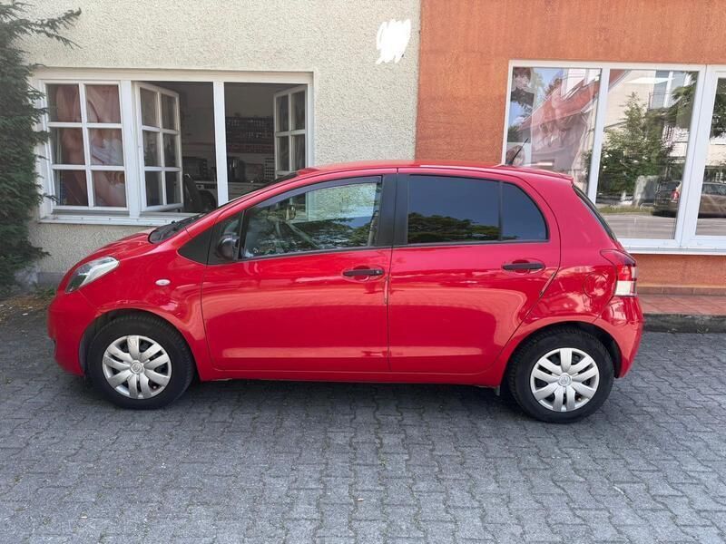 Rot Gebraucht 2011 Toyota Yaris Kleinwagen | 4.999 € (Etwas zu teuer) - Bild 1/4
