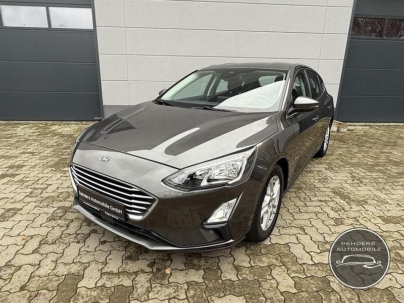 Grau Gebraucht 2022 Ford Focus Cool & Connect Limousine | 16.499 € (Guter Preis) - Bild 1/4