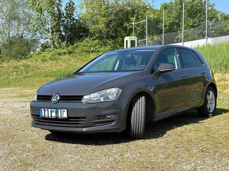 Grau Gebraucht 2013 VW Golf VII Comfortline Limousine | 13.380 € (Teuer) - Bild 1/4