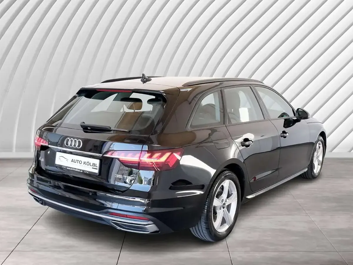 Gebraucht Audi A4 Advanced 163 PS (119 kW) 2023 Brillantschwarz Kombi