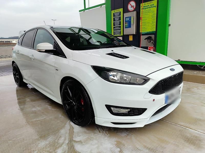 Weiß Gebraucht 2016 Ford Focus ST-Line Limousine | 6.500 € (Superpreis) - Bild 1/4