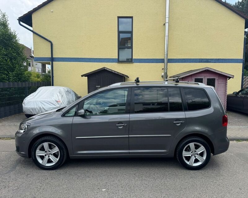 Grau Gebraucht 2012 VW Touran Highline Van / Kleinbus | 10.900 € (Etwas zu teuer) - Bild 1/4