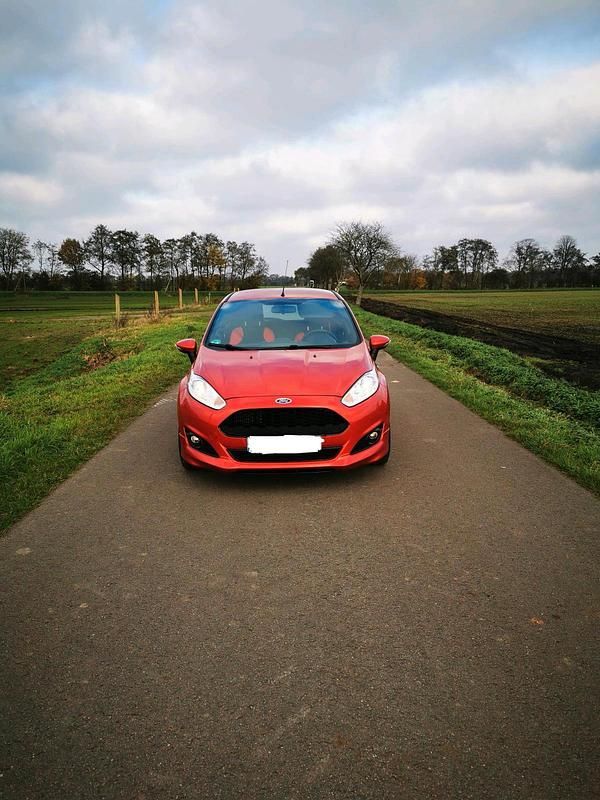 Rot Gebraucht 2017 Ford Fiesta ST-Line Kleinwagen | 8.000 € (Guter Preis) - Bild 1/4