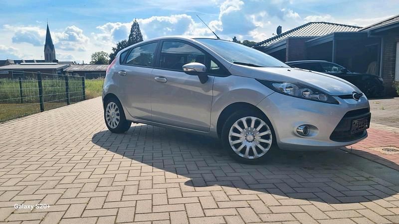 Silber Gebraucht 2011 Ford Fiesta Kleinwagen | 2.200 € (Superpreis) - Bild 1/4