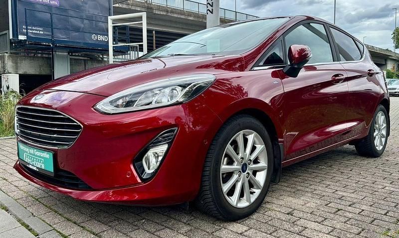 Rot Gebraucht 2018 Ford Fiesta Titanium Kleinwagen | 13.750 € (Guter Preis) - Bild 1/4