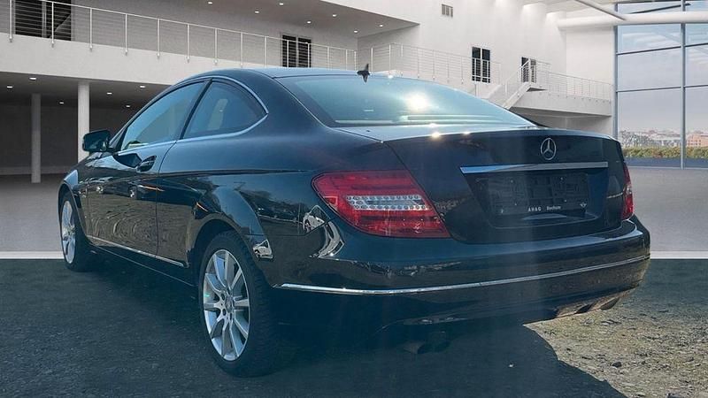 Gebraucht Mercedes C180 156 PS (114 kW) 2011 Obsidianschwarz Coupé
