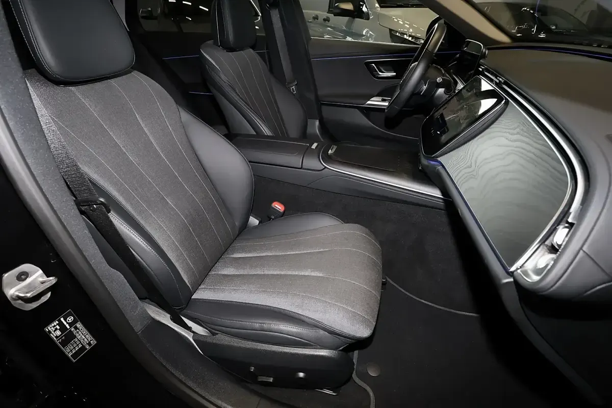 Gebraucht Mercedes E300 Avantgarde 197 PS (144 kW) 2025 Metalliclack obsidianschwarz Kombi