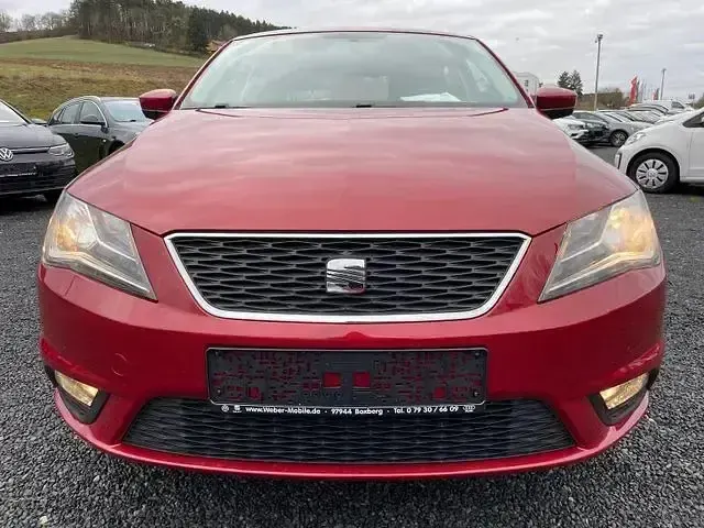 Używany Seat Toledo Reference 86 KM (63 kW) 2013 Czerwony Sedan/Limuzyna