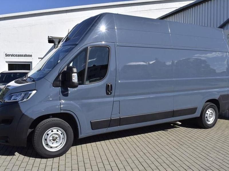 Grau Gebraucht 2023 Opel Movano Selection Van | 22.990 € (Superpreis) - Bild 1/4