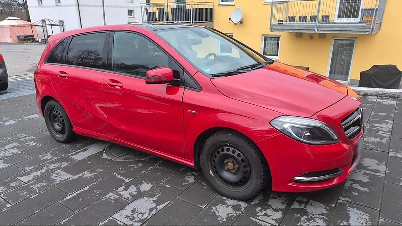 Gebraucht Mercedes B200 156 PS (114 kW) 2012 Rot Van / Kleinbus