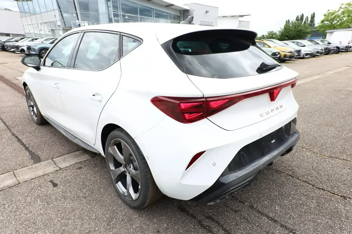Neu Cupra Leon 150 PS (110 kW) 2026 Glacial weiß metallic Limousine