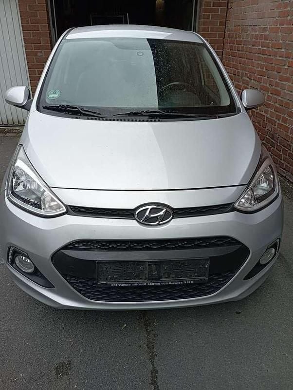 Silber Gebraucht 2015 Hyundai i10 Kleinwagen | 4.900 € (Superpreis) - Bild 1/4