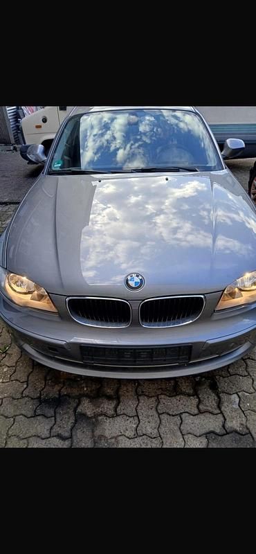 Grau Gebraucht 2011 BMW 120 Kleinwagen | 3.000 € - Bild 1/4