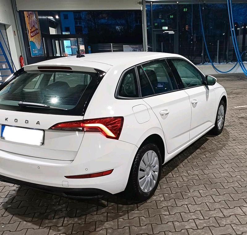 Gebraucht Skoda Scala Cool Plus 95 PS (69 kW) 2021 Weiß Kleinwagen