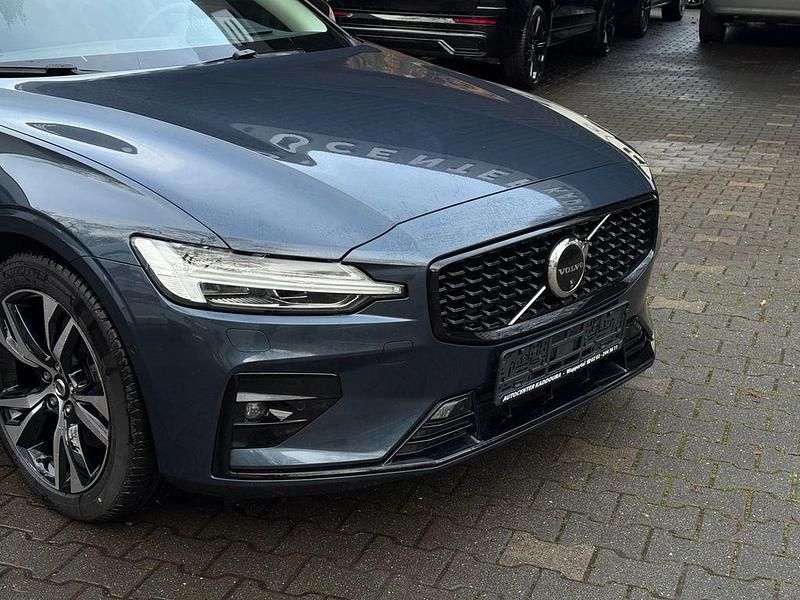 Gebraucht Volvo V60 Plus 197 PS (144 kW) 2025 Blau Kombi