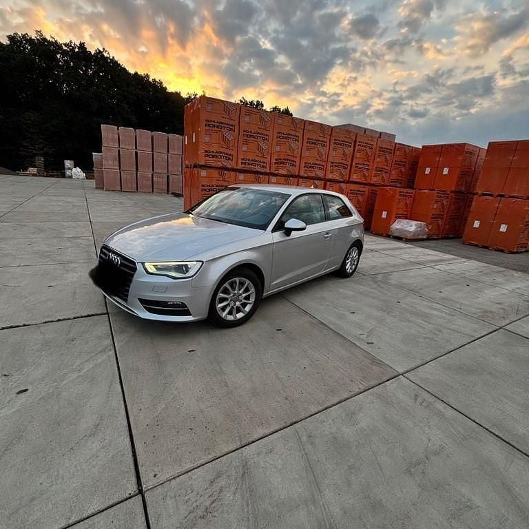 Silber Gebraucht 2014 Audi A3 Ambiente Limousine | 11.399 € (Guter Preis) - Bild 1/4