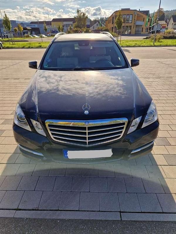 Schwarz Gebraucht 2011 Mercedes E200 Avantgarde Kombi | 10.000 € (Fairer Preis) - Bild 1/4