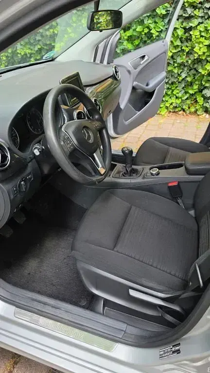 Gebraucht Mercedes B180 Style 122 PS (89 kW) 2014 Silber Kleinwagen