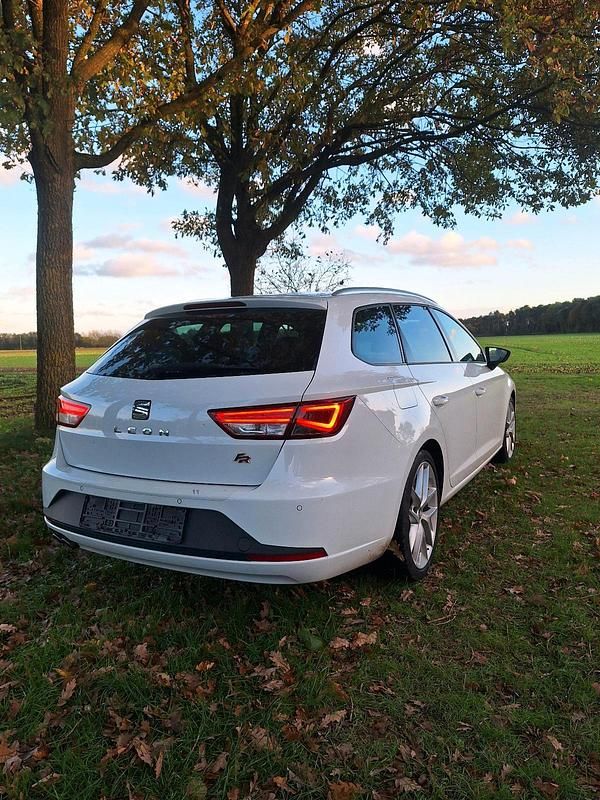 Weiß Gebraucht 2016 Seat Leon FR Limousine | 10.200 € (Superpreis) - Bild 1/4