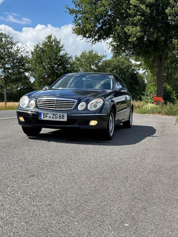 Schwarz Gebraucht 2003 Mercedes E220 Elegance Limousine | 3.000 € (Superpreis) - Bild 1/4