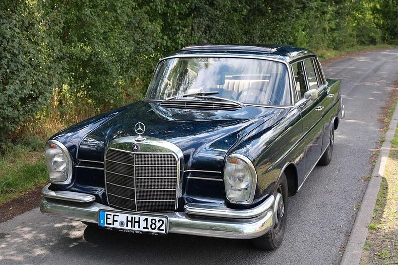 Blau Gebraucht 1967 Mercedes 230 Limousine | 19.000 € - Bild 1/4