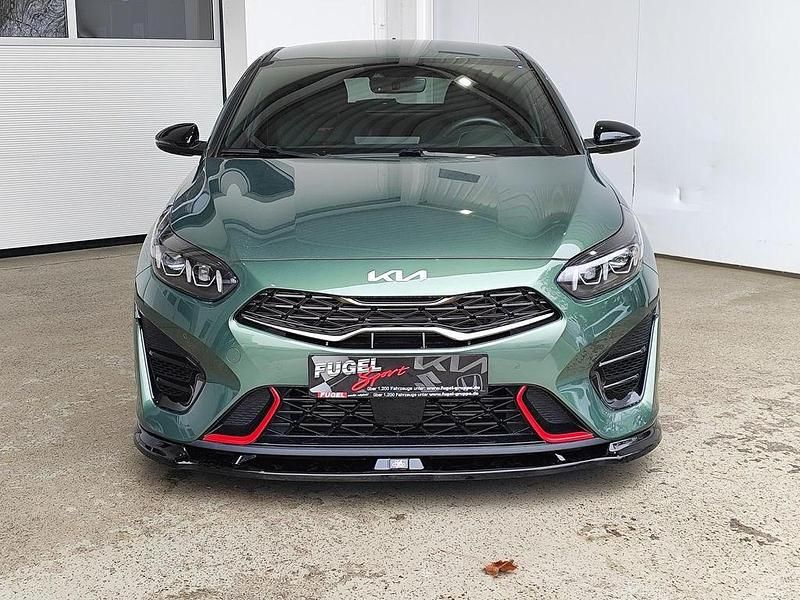 Gebraucht Kia ProCeed GT 204 PS (150 kW) 2023 Experience green m Kleinwagen