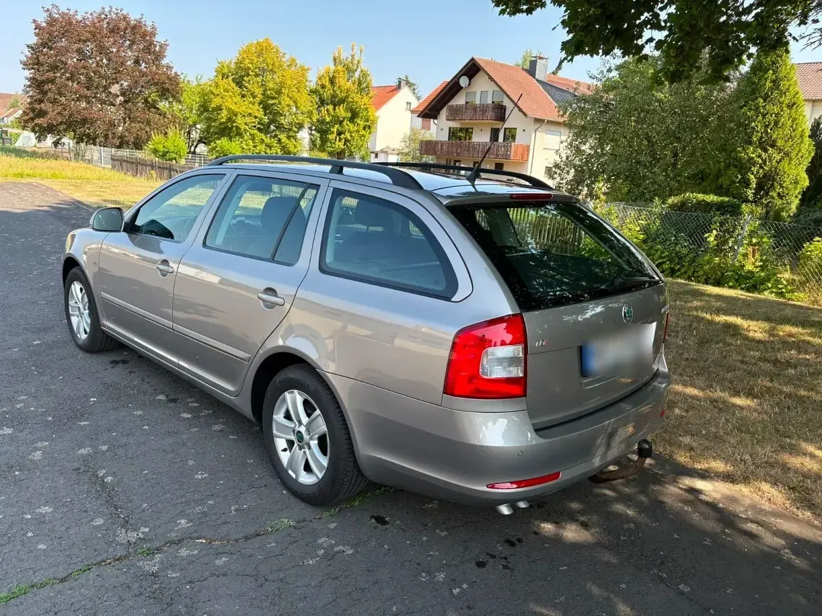 Gebraucht Skoda Octavia Ambiente 140 PS (102 kW) 2010 Silber Kombi
